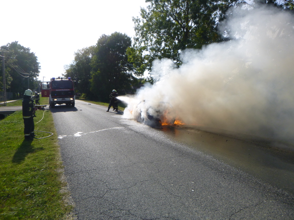 Lángok martalékává lett egy autó Ötvöskónyiban (5 / 2. kép)