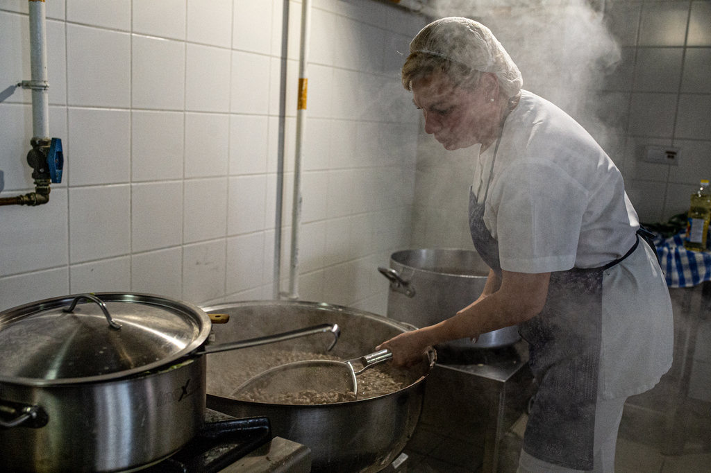 Főznek a NINESZ kollégiumi konyhájában. Fotó: Röhrig Dániel
