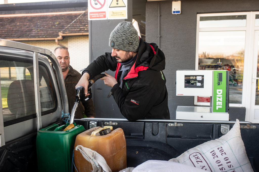 Nemcsak az autóba, kannákba is tankolnak a horvát kutakon. Fotó: Röhrig Dániel