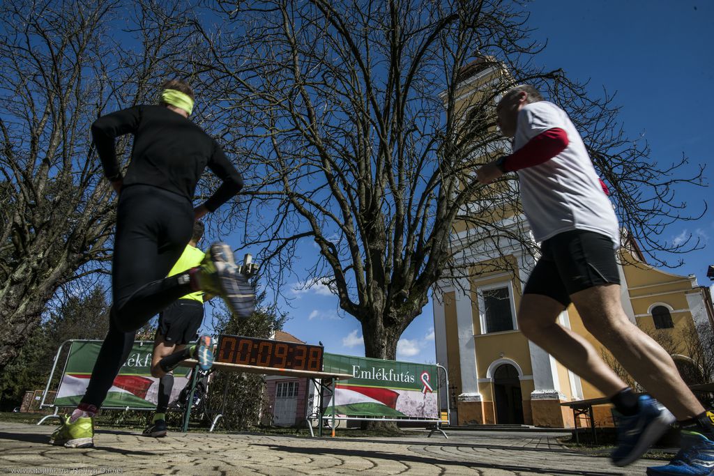 Mosolygós köröket rónak a versenyzők: a napsütésben máshogy nem is lehet... - Fotó: Röhrig Dániel (13 / 2. kép)