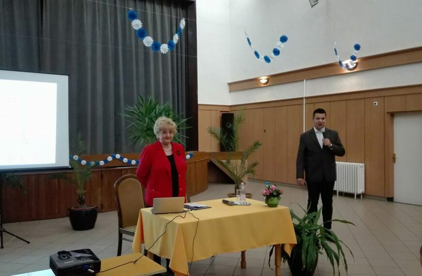 A plébános megköszöni Görög Ibolyának a színes előadást