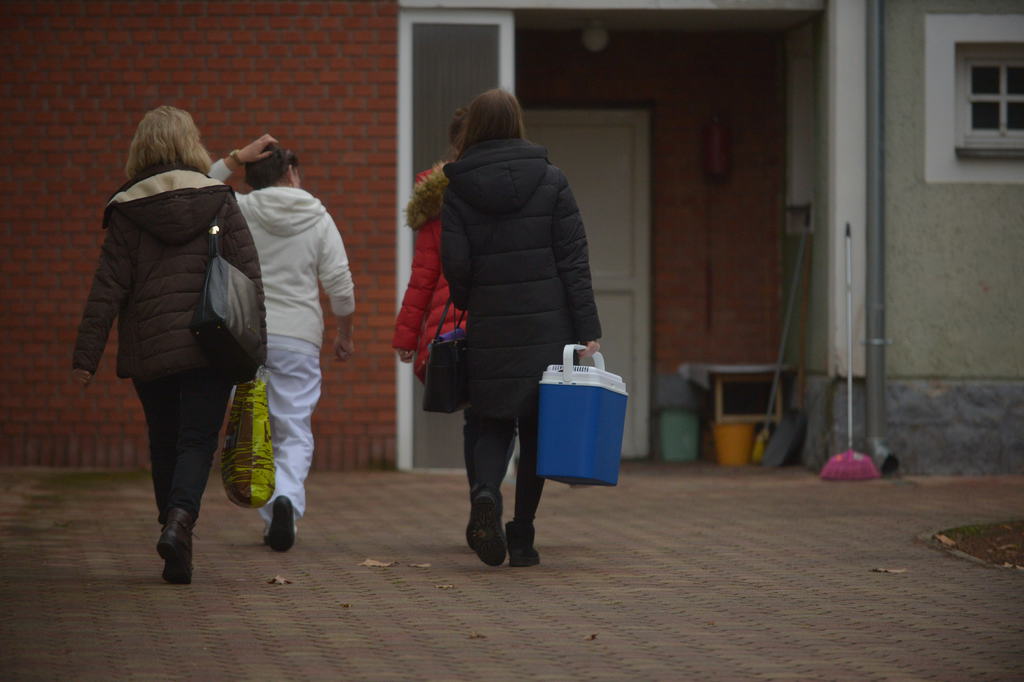 Meghozták a kiolvasztott oltóanyagot az ideősek otthonába.
