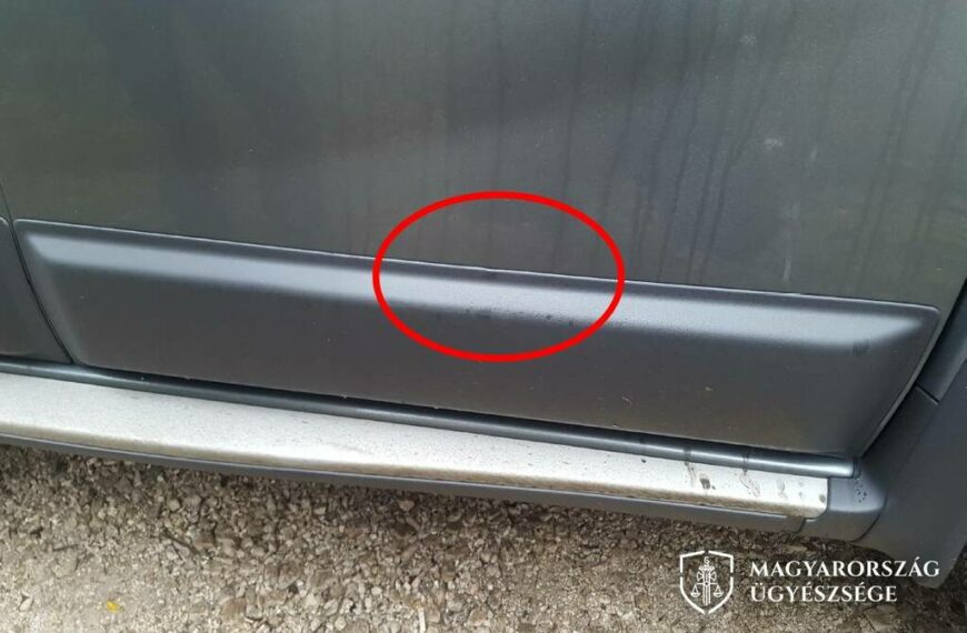 A gépkocsi sérülését ábrázoló fotó a nyomozó hatóság helyszíni szemléjén készült.