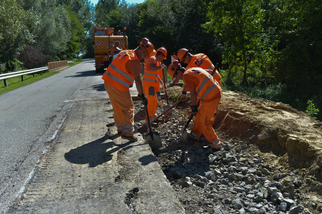 A leszakadt Rinya-híd Segesdnél, az elkerülő földút és a munkálatok Beleg környékén (26 / 2. kép)