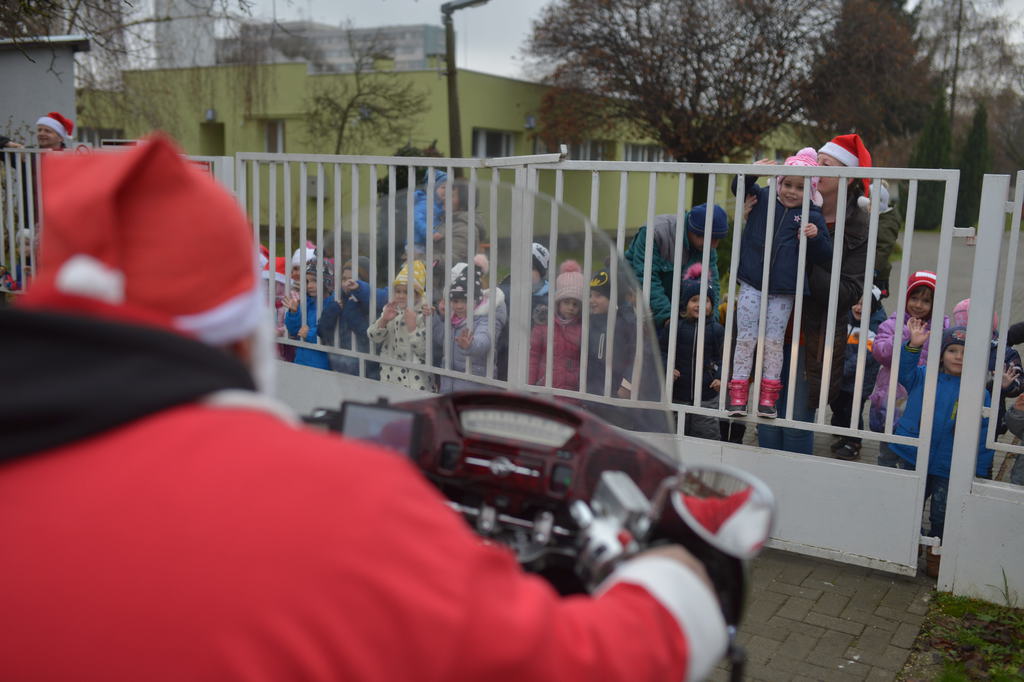 A Mikulást és kísérőit csak távolabbról köszönthették az ovisok (6 / 2. kép)