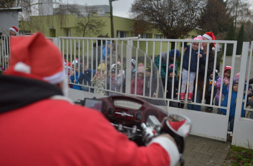 A Mikulást és kísérőit csak távolabbról köszönthették az ovisok