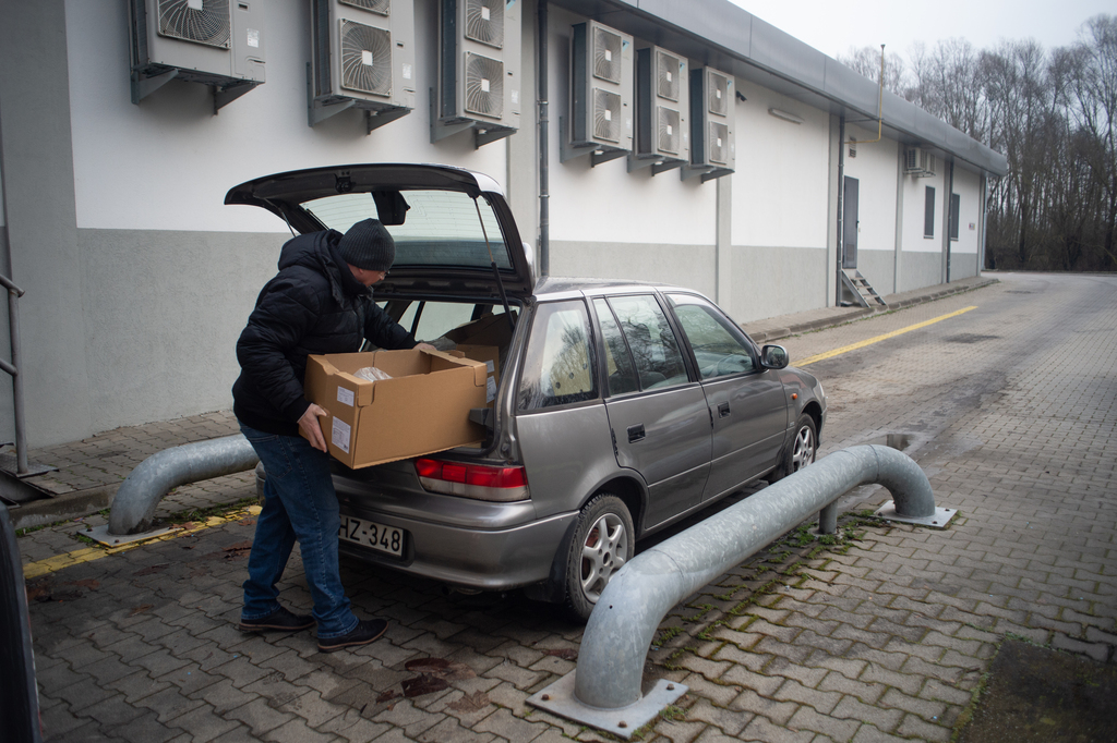A Családok átmeneti otthonának vezetője személyesen viszi az adományt az intézménybe. Fotók: Röhrig Dániel (3 / 1. kép)