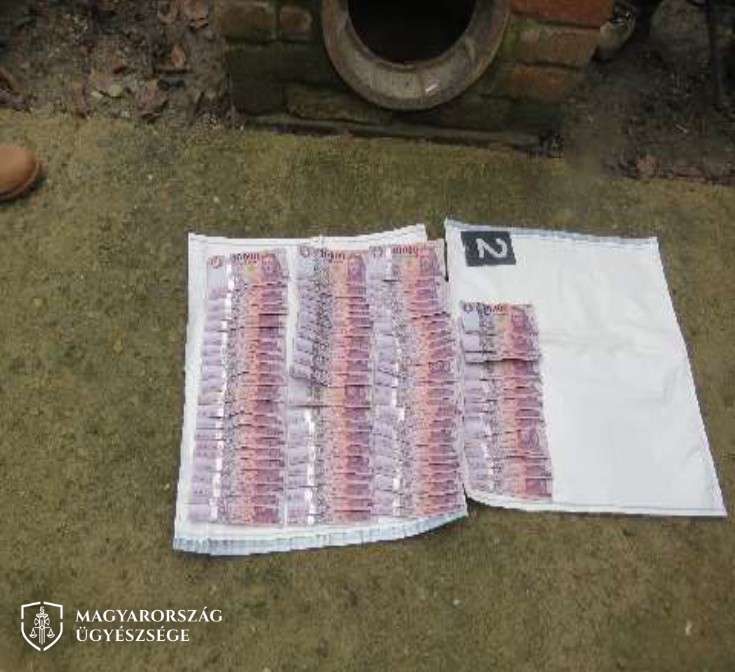 A fotókat Nagyatádi Rendőrkapitányság készítette a vádlottak által megszerzett készpénz egy részének felkutatásáról. (4 / 2. kép)