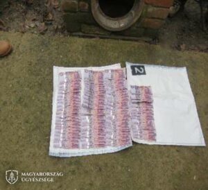 A fotókat Nagyatádi Rendőrkapitányság készítette a vádlottak által megszerzett készpénz egy részének felkutatásáról.