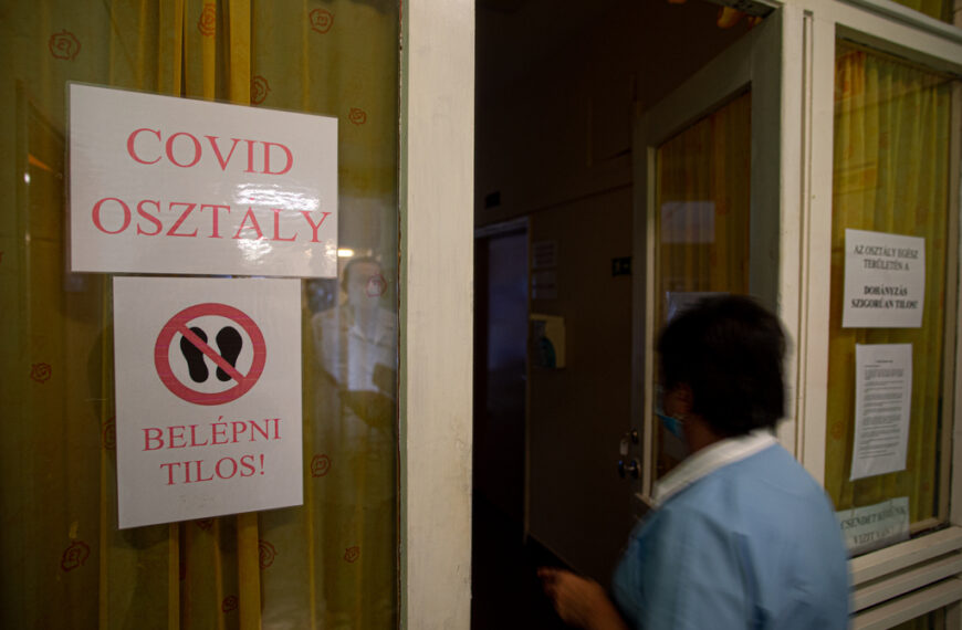 Építik a zsiliprendszert az új COVID-osztály bejárata előtt
