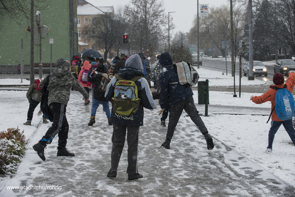 Gyerekek a reggeli hóesében iskolába menet