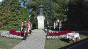 Tisztelgő huszárok és a polgármester Szent István szobránál