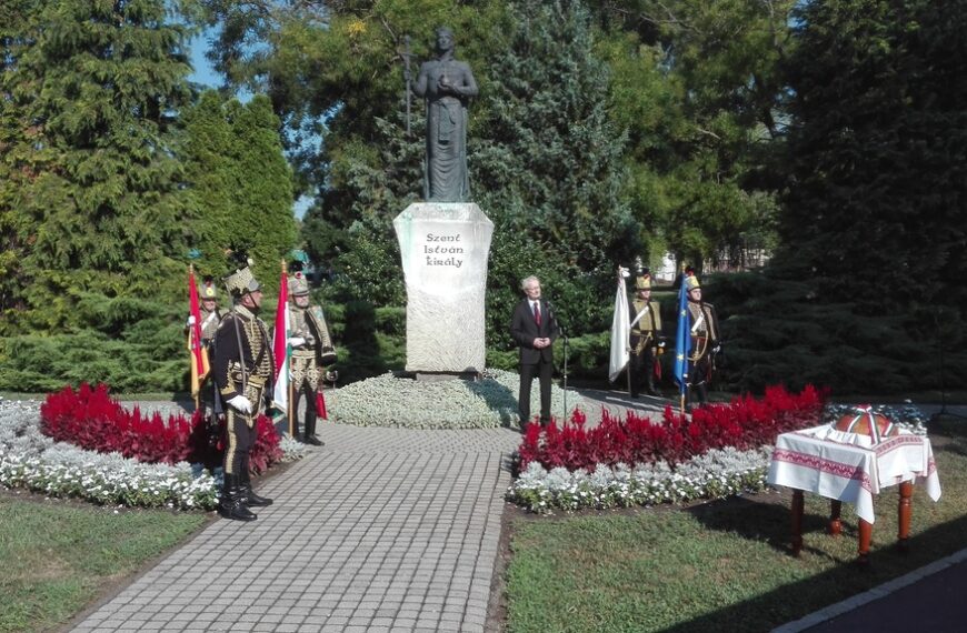 Tisztelgő huszárok és a polgármester Szent István szobránál