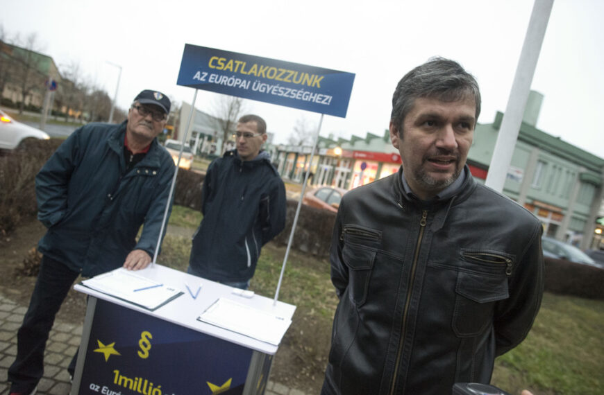 A testvérvárosok táblájánál állították fel a standot