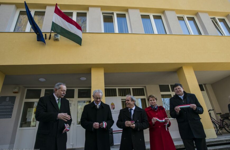 A szalagot átvágták: Szászfalvi László országgyűlési képviselő, Ormai István polgármester, Dr. Neszményi Zsolt kormánymegbízott, Dr. Trefeli Katalin hivatalvezető, Bíró Norbert, a Somogy Megyei Közgyűlés elnöke