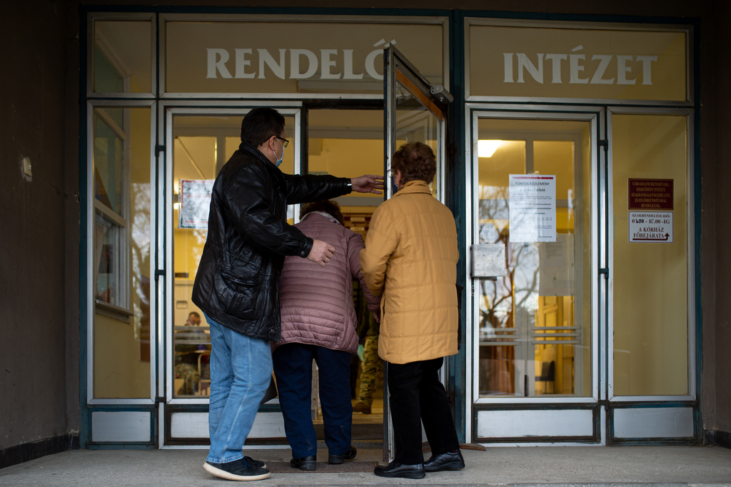 Az oltásra elsőként érkező csurgói nénit kísérik be a kórházba