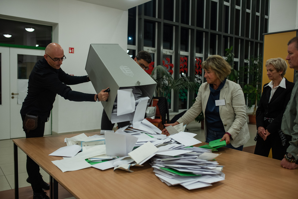 Urnanyitás a 4. számú választókörzet szavazóhelyén. A zöld borítékok az átjelentkezettek borítékai. (4 / 2. kép)