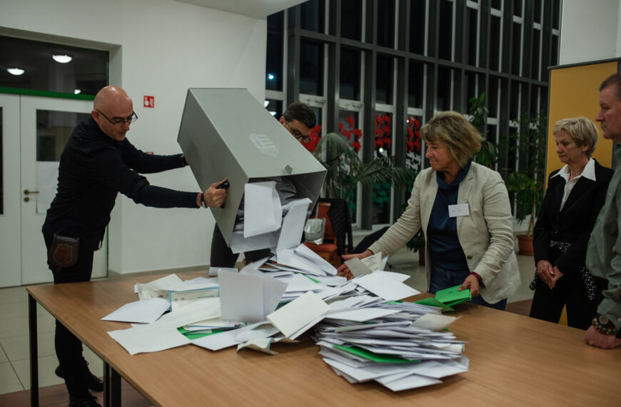 Urnanyitás a 4. számú választókörzet szavazóhelyén. A zöld borítékok az átjelentkezettek borítékai.