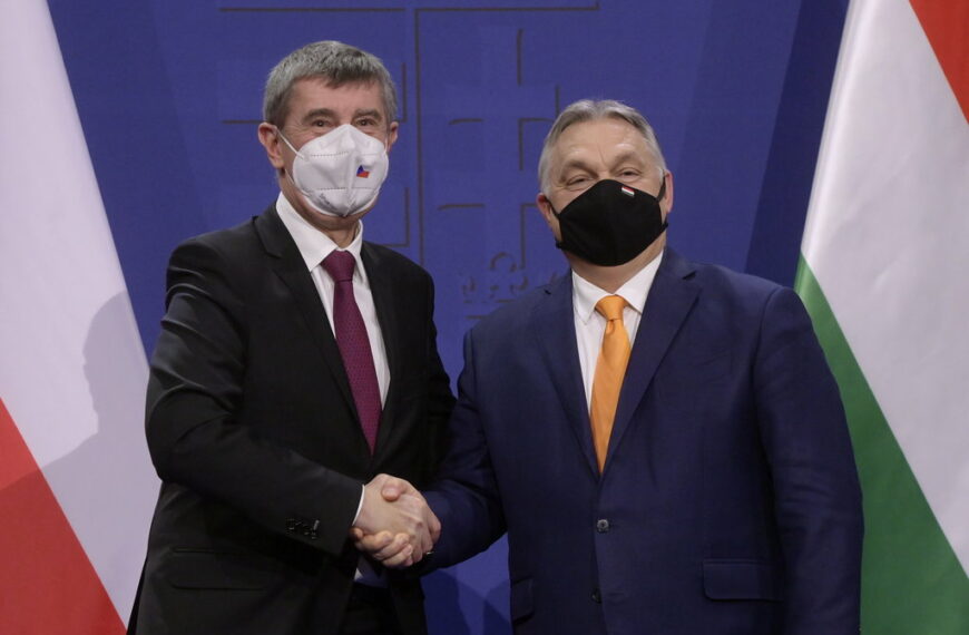 Orbán Viktor magyar (j) és Andrej Babis cseh miniszterelnök (b) kezet fog közös sajtótájékoztatójuk előtt Budapesten, a Karmelita kolostorban 2021. február 5-én. Fotó: MTI