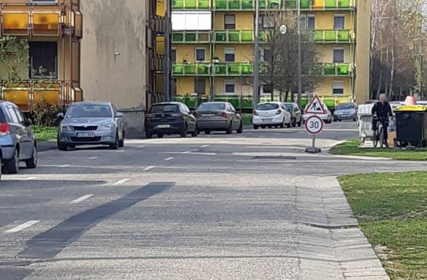 Az úttest javítása alatt kérjük vezessenek GYORSABBAN?