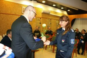 Molnár Gábor r. ezredes, megyei rendőrfőkapitány adta át a virágot és az elismerést