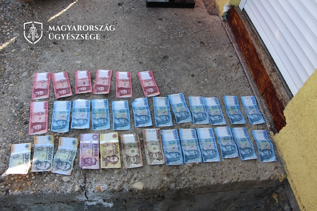 A nagyatádi rendőrök a felhasznált képet a vádlott által elvett készpénzről készítették annak lefoglalása során.