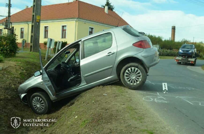 Az árokba csúszott gépkocsit rögzítő fényképek a nyomozó hatóság helyszíni szemléjén készültek.