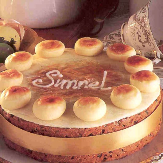 Marcipánnal töltött Simnel torta, hagyományos nőnapi csemege