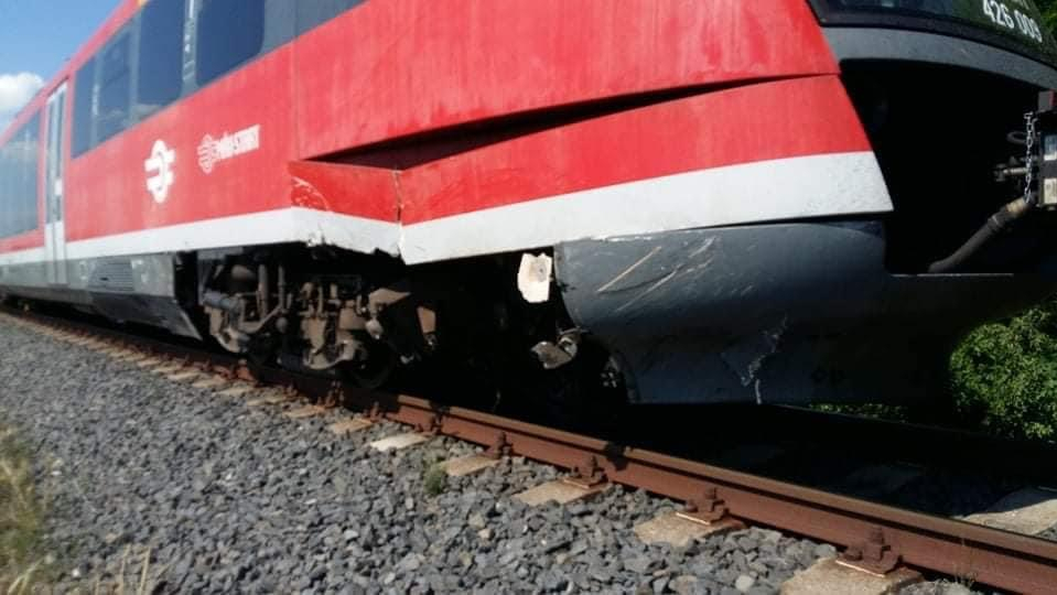 Vonattal ütközött egy autó (4 / 1. kép)