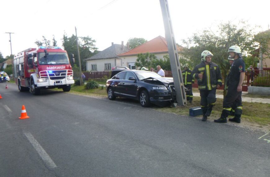 Villanyoszlopnak ütközött az autó