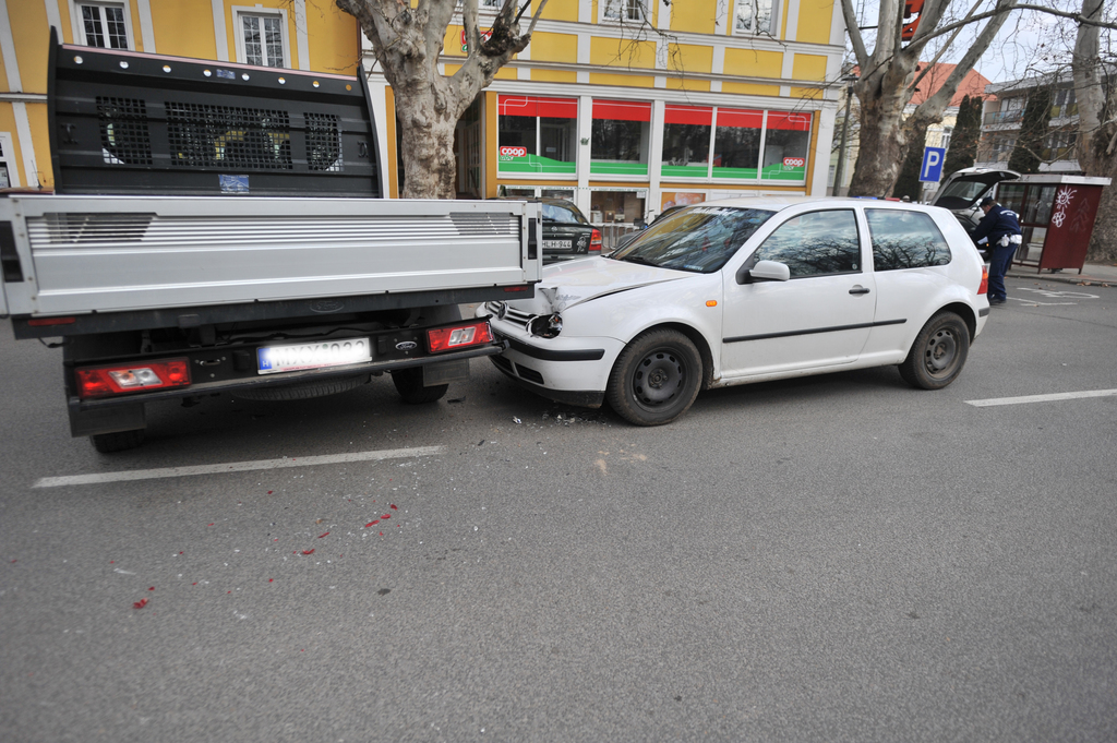 Erősen koccantak a járművek (4 / 2. kép)