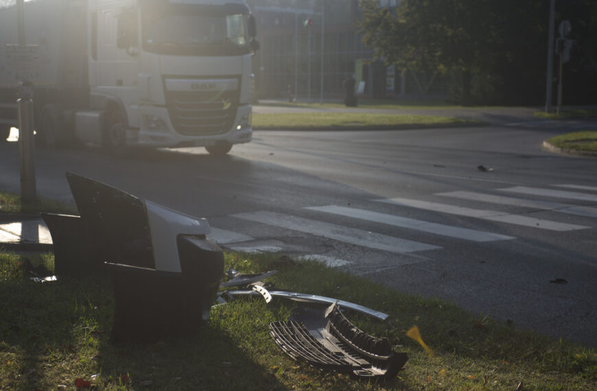 A lökháríító nagyobb darabjait már lehozták az úttestről