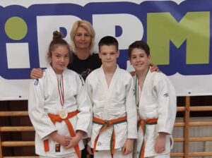 Kiváló judosaink: Takács Sára, Krápecz Levente, Kliment Zalán. Edző Novák Szilvia