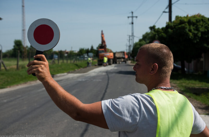Javában dolgoznak a Gyár utcában