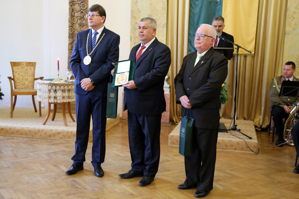 A képen Biró Norbert, a megyei közgyűlés elnöke, Hafuzi Avnija tiszteletbeli albán konzul, és Hortobágyi Ferenc, a 69. Harckocsiezred Nyugdíjas Baráti Körének elnöke
