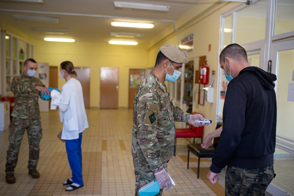 Katonák segítik a járvány elleni védekezést a Nagyatádi Kórházban. Fotók: Röhrig Dániel (5 / 2. kép)