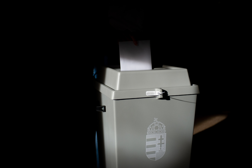 A helyi választási iroda már elkezdte a szavazatok számlálását (5 / 2. kép)