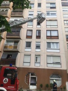 Az ablakon át jutottak be a tűzoltók a negyedik emeleti lakásba.