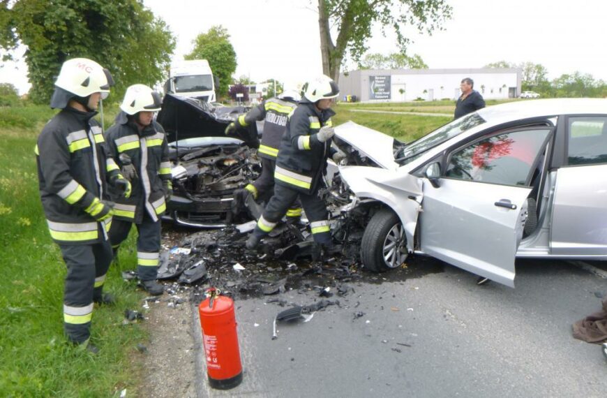 Nagy erővel ütközött a két kocsi