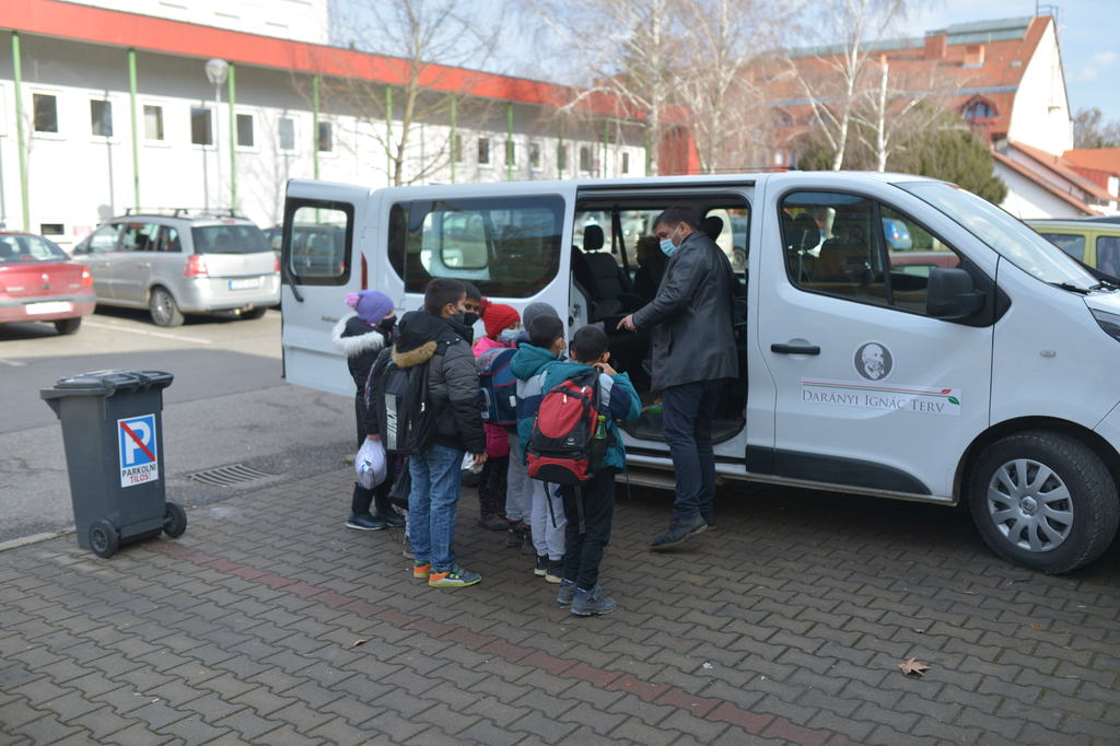  Az ötvöskónyi önkormányzat segített a helyi szülőknek a gyerekek hazaszállításában és saját kisbuszát küldte értük. Fotók: Röhrig Dániel (2 / 1. kép)