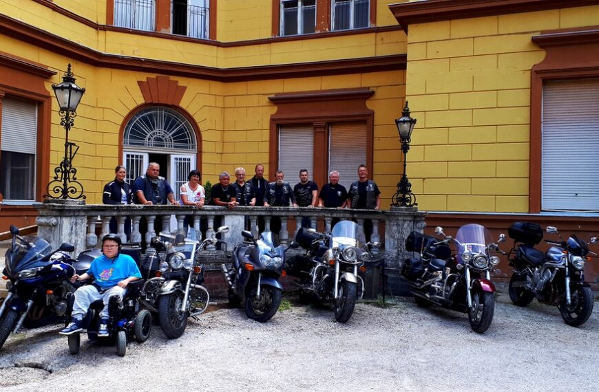 A fotón a szervezők és Boti látható