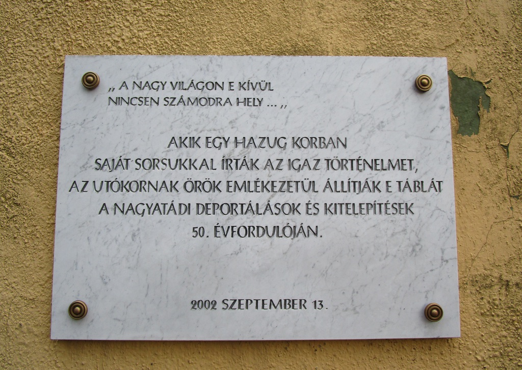 Emléktábla a Nagyatádi Városi Múzeum falán - Az egykori kitelepítettek állították az 50. évfordulón, 2002 szeptemberében, Kiss Imréné kezdeményezésére