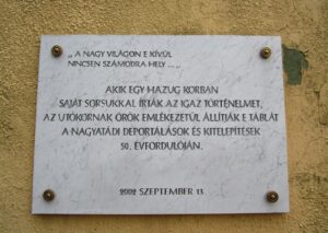 Emléktábla a Nagyatádi Városi Múzeum falán - Az egykori kitelepítettek állították az 50. évfordulón, 2002 szeptemberében, Kiss Imréné kezdeményezésére