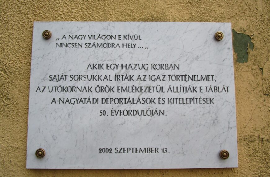 Emléktábla a Nagyatádi Városi Múzeum falán - Az egykori kitelepítettek állították az 50. évfordulón, 2002 szeptemberében, Kiss Imréné kezdeményezésére
