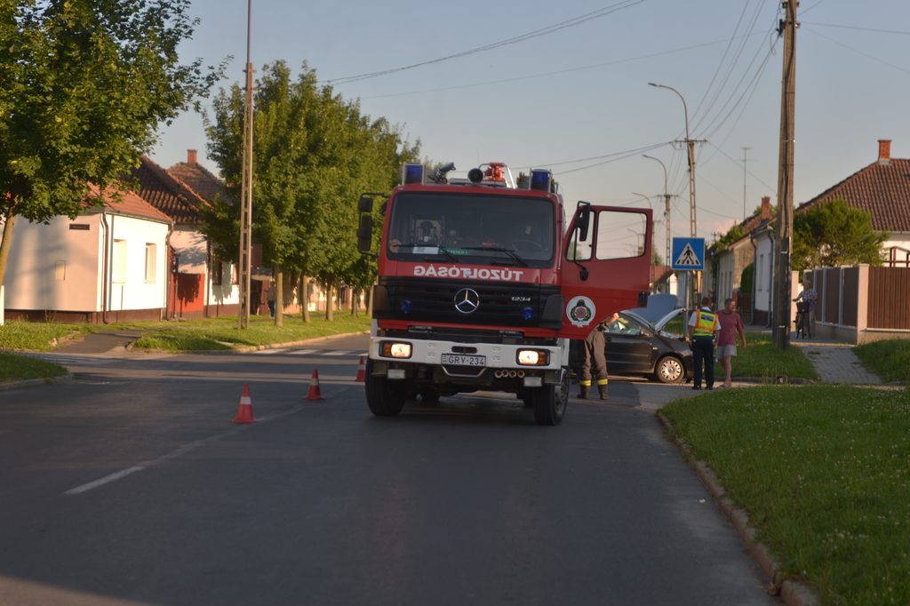 Két autó ütközött Nagyatádon. Fotók: Röhrig Dániel (7 / 2. kép)