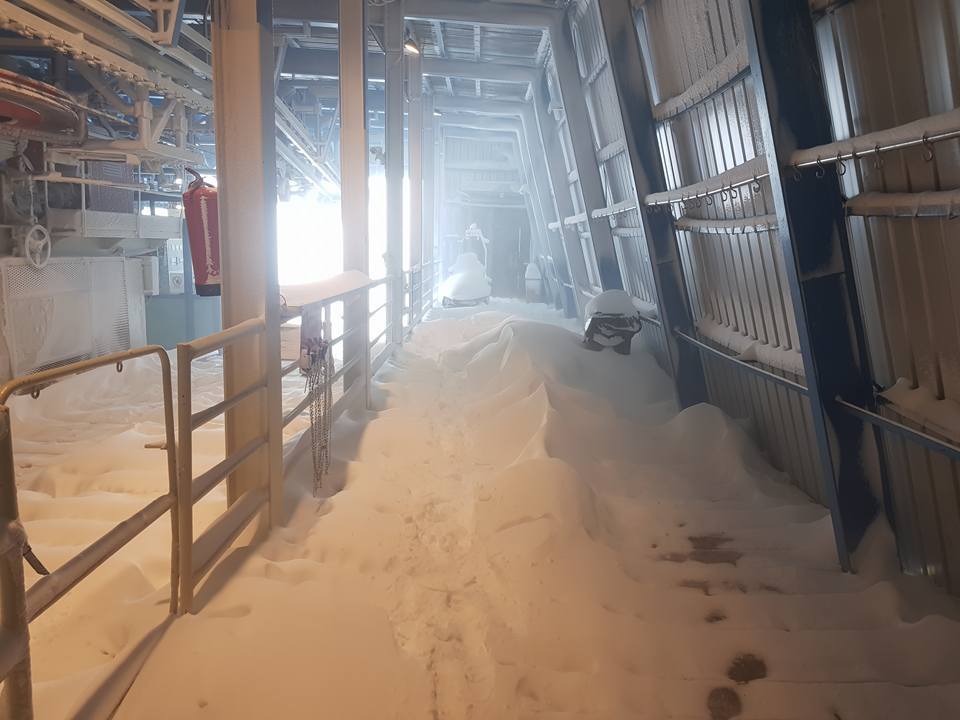 Kaninban a még pihenő liftállomást belül is hó borítja