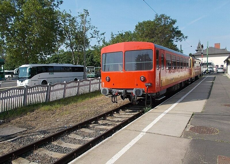 Siófok vasútállomás 'A' vágány és DDKK busz a buszállomás pihenő parkolójában, fotó: Globetrotter19