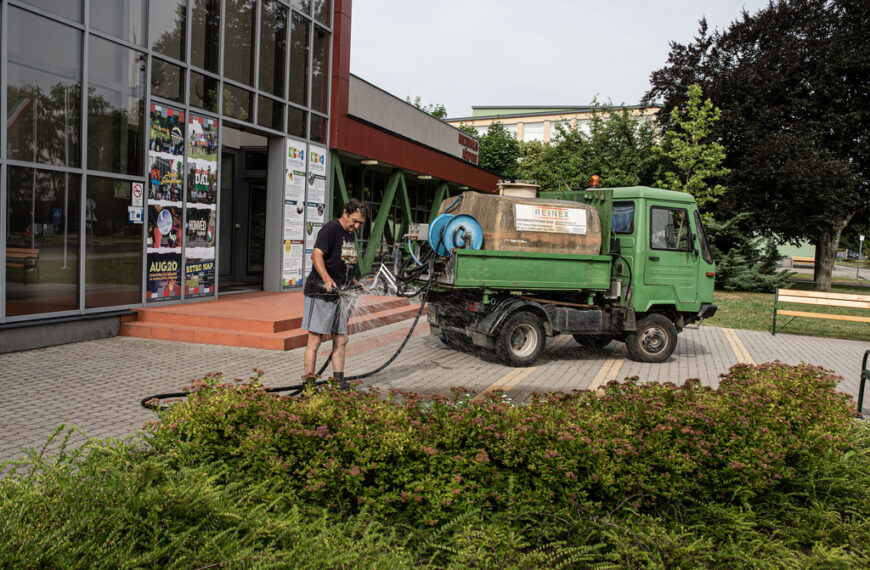 A nagy hőség hatására a szervezetünkben különböző rendellenességek léphetnek fel. Vészjelzések: fejfájás, rosszullét, szédülés, szapora szívverés, eszméletvesztés.