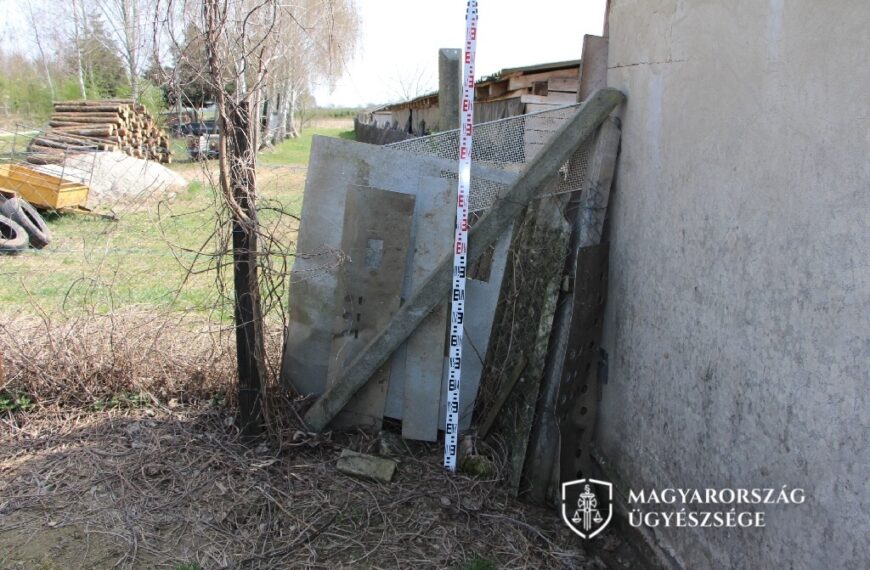 A felhasznált fényképet a nyomozó hatóság készítette a vádlott ingaltanának kerítéséről.