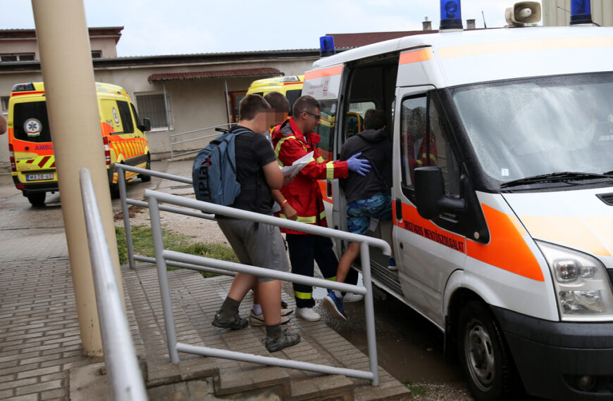 A diákokat megfigyelésre elszállították a mentők